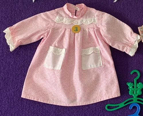 Roze poppenjurkje, 2 poppenpruikjes, fluwelen rok+ bovenstuk, Verzamelen, Poppen, Gebruikt, Kleertjes, Ophalen of Verzenden