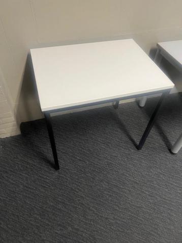 Kleine tafel met een wit blad en zwart frame kantine, bureau beschikbaar voor biedingen