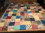 Patchwork sprei, op de bank, of aan de muur Vintage.  Retro, Ophalen