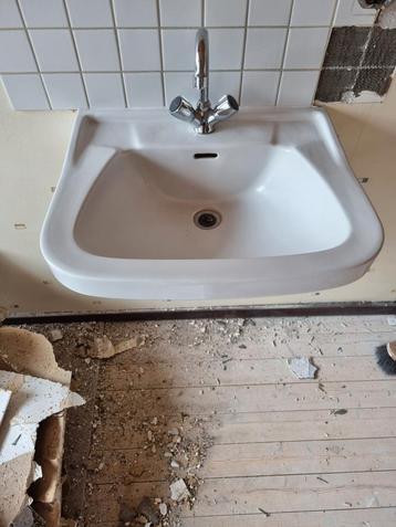 Wasbak met kraan, sifon en plateau beschikbaar voor biedingen