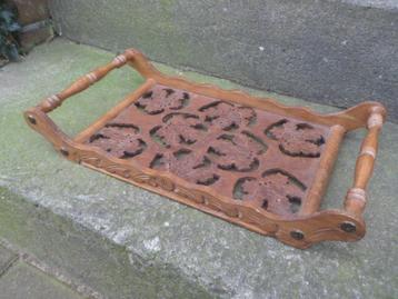 Houten DIENBLAD 39 cm. met handgrepen hout en houtsnijwerk beschikbaar voor biedingen