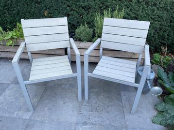 Twee aluminium tuinstoelen - robuust en stapelbaar beschikbaar voor biedingen