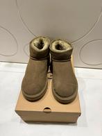 Mini Classic UGG olijfgroen maat 38 - Nieuw!, Ophalen of Verzenden, Nieuw, Groen, Lage of Enkellaarzen