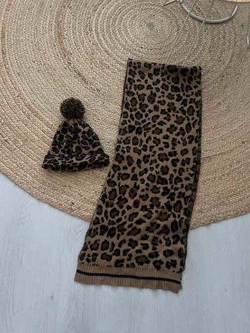 Leopard Muts & Sjaal Set beschikbaar voor biedingen