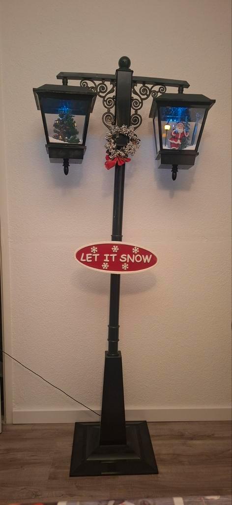 Kerst lantaarn met muziek en sneeuw, Huis en Inrichting, Lampen | Vloerlampen, Zo goed als nieuw, 150 tot 200 cm, Glas, Kunststof