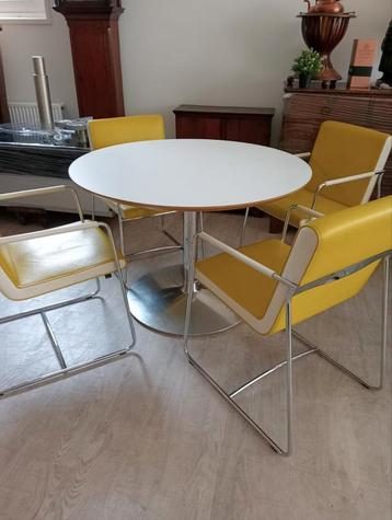  LEOLUX Tafel met Stoelen in Nieuwstaat  beschikbaar voor biedingen