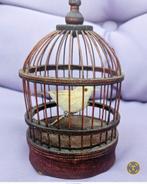 SPEELDOOS VOGELTJE BEWEEGT NIET MAAKT WEL GELUID JAREN60, Ophalen