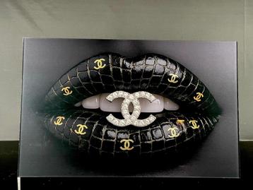 Prachrige Gucci Lips plexiglas schilderij beschikbaar voor biedingen