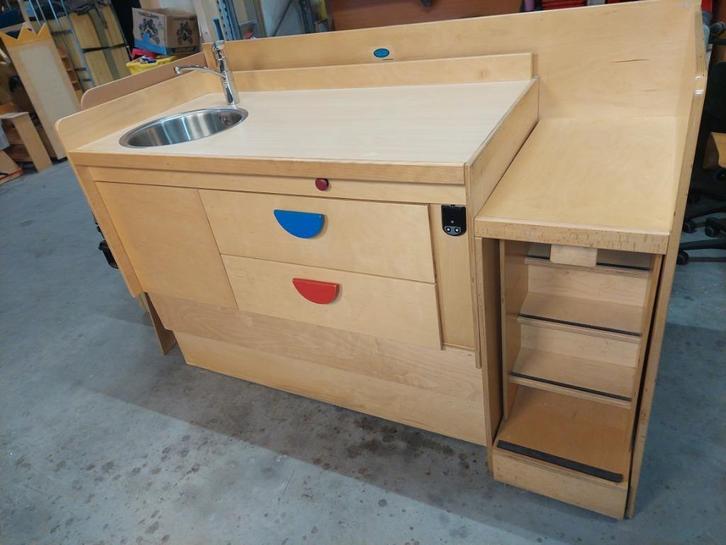 KDV Commode - elektrisch verstelbaar, trap, wasbak, Kinderen en Baby's, Kinderkamer | Commodes en Kasten, Zo goed als nieuw, Commode