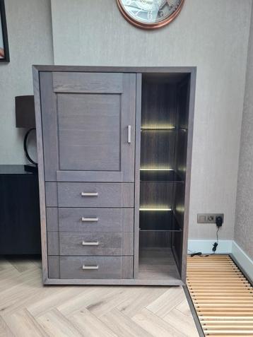 Mooie kast met led licht beschikbaar voor biedingen