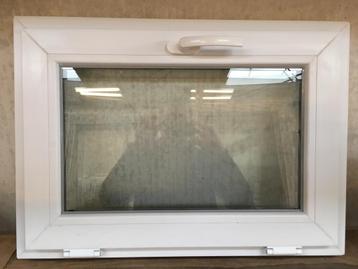 Kunststof kiepkozijn 70b x 50h voor garage, schuur, stal. beschikbaar voor biedingen