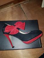 Zwart/ rode suede Mary jane pumps met strik maat 37, Kleding | Dames, Verzenden, Nieuw, Zwart