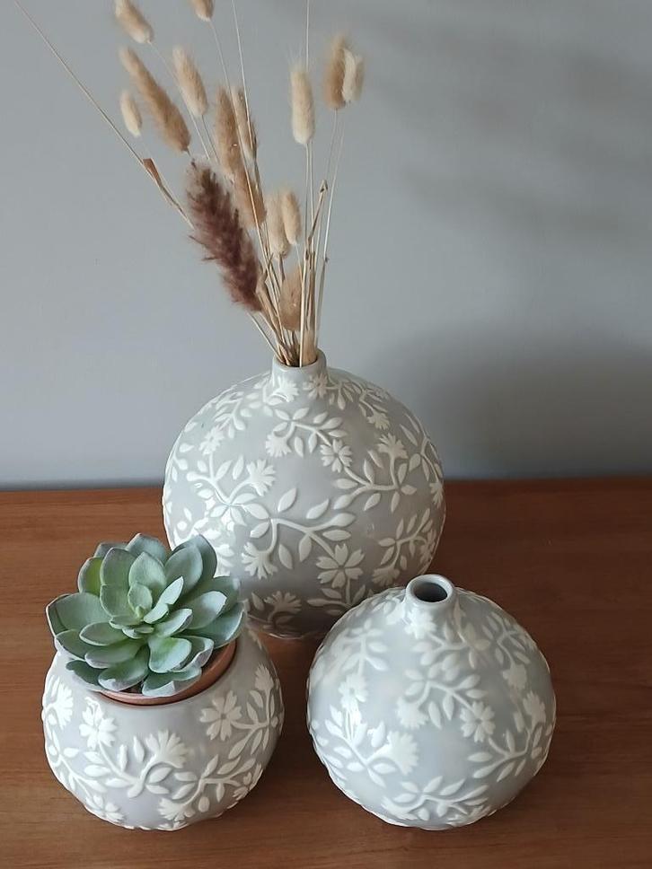 Set van 3 decoratieve vazen met reliëfpatroon, Huis en Inrichting, Woonaccessoires | Vazen, Zo goed als nieuw, Overige kleuren