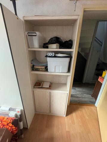 Multifunctionele boekenkast met planken en deurtjes. beschikbaar voor biedingen