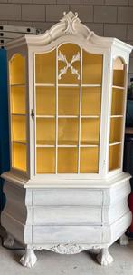 OPRUIMING | Antieke vitrinekast, wit met gele achterwand, Huis en Inrichting, Kasten | Buffetkasten, Gebruikt, 100 tot 150 cm