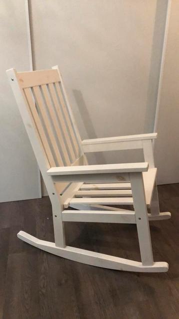 Mooie witte houten schommelstoel