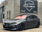 BMW 1-serie 118i High Executive M Pakket Pano/360Cam/Blindsp, Auto's, Gebruikt, Alcantara, Bedrijf, 3 cilinders