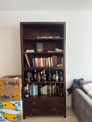 Donkere houten kast beschikbaar voor biedingen