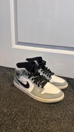 air jordan 1 mid light smoke grey ( maat 45), Kleding | Heren, Schoenen, Ophalen of Verzenden, Zo goed als nieuw, Overige kleuren