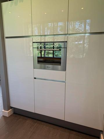 Hoogglans witte hoek keuken/ eiland 