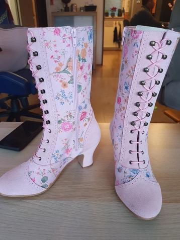 Roze leren laarsjes beschikbaar voor biedingen
