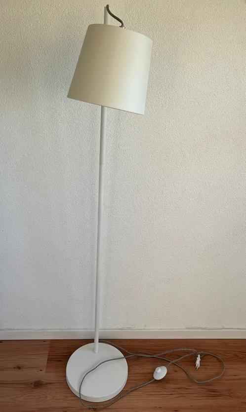 Vloerlamp van Zuiver wit Buckle Head, Huis en Inrichting, Lampen | Vloerlampen, Zo goed als nieuw, 150 tot 200 cm, Metaal, Ophalen