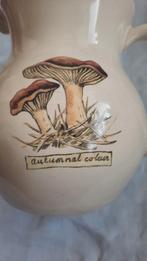 17 cm hoge beige schenkkan
opdruk autumnal coleur paddestoel, Antiek en Kunst, Antiek | Keramiek en Aardewerk, Ophalen of Verzenden