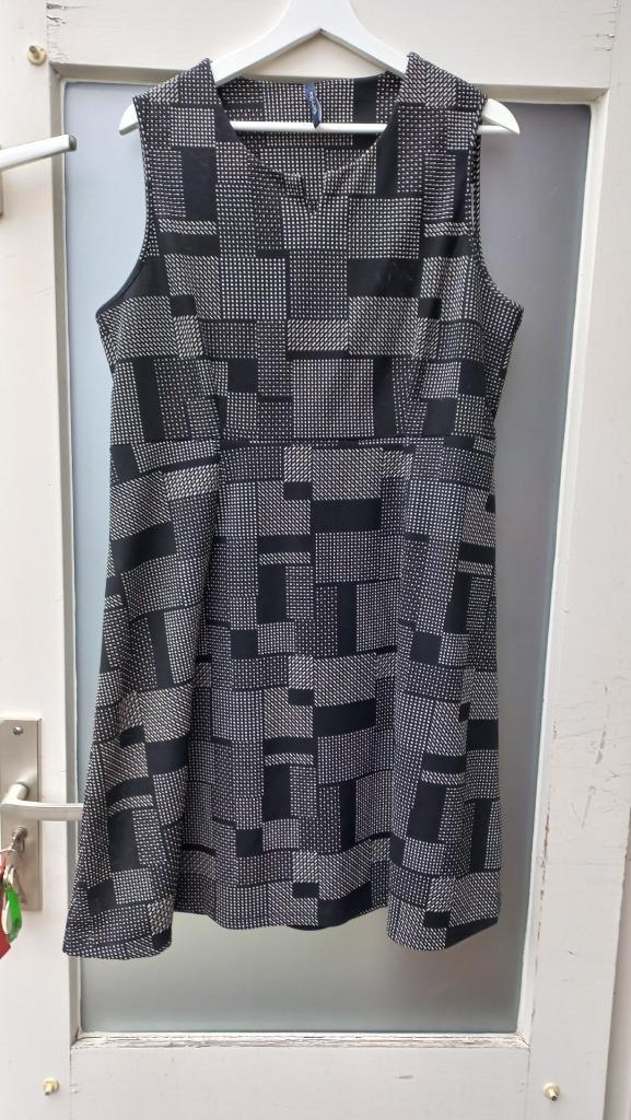 jurk van paprika maat 46/48, Kleding | Dames, Grote Maten, Zo goed als nieuw, Jurk, Zwart, Ophalen of Verzenden