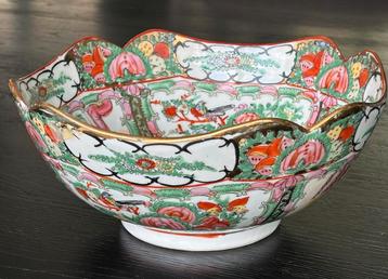 Mooie Familie Rose kom, 26 cm doorsn. en 11 cm h., 18e eeuw beschikbaar voor biedingen