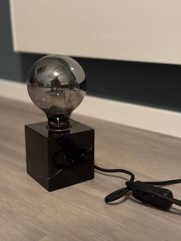 Tafellamp vierkant met bol
In marble (marmerlook) beschikbaar voor biedingen
