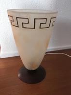 Tafellamp, Ophalen, Minder dan 50 cm, Zwaar ondoorzichtig glas met versiering van klassiek motief, Glas