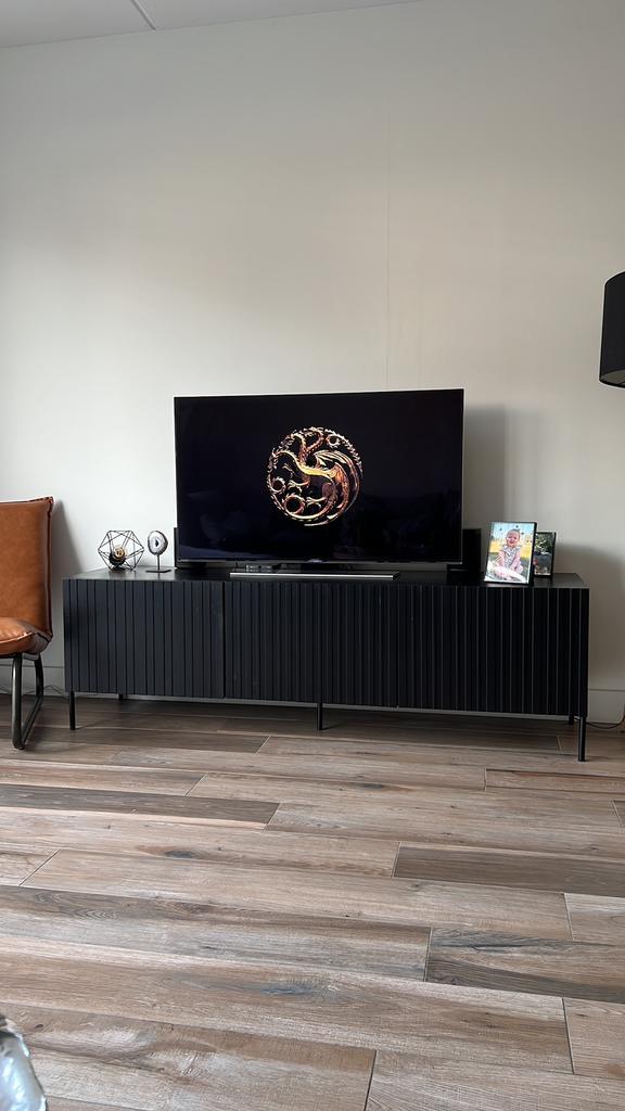 Zwart TV Meubel Gravure Woood, Huis en Inrichting, Kasten | Televisiemeubels, Gebruikt, Minder dan 100 cm, 150 tot 200 cm, 25 tot 50 cm