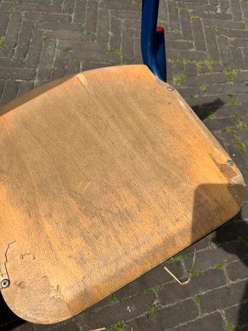 Klassieke schoolstoeltjes in blauw beschikbaar voor biedingen