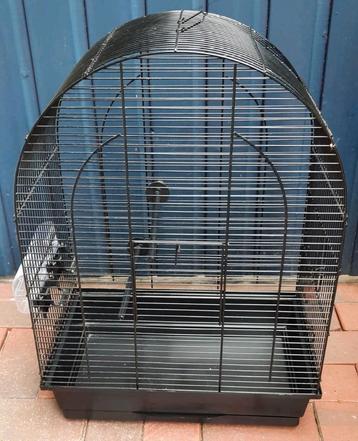 Ruime zwarte halfronde vogelkooi met accessoires beschikbaar voor biedingen