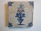 een 17e eeuwse wandtegel met een vaas met bloemen., Ophalen of Verzenden