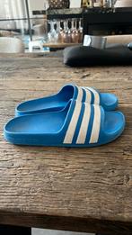 Blauwe adidas badslippers, Kinderen en Baby's, Kinderkleding | Schoenen en Sokken, Jongen, Overige typen, Gebruikt, Ophalen of Verzenden