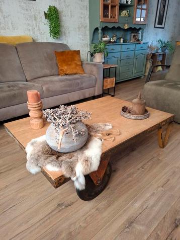 Salontafel gemaakt van oude steenkar beschikbaar voor biedingen