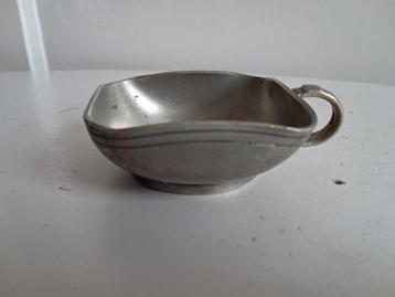 Antiek Tinnen Sauskommetje met Roos beschikbaar voor biedingen