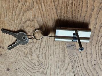 Cilinderslot 7 cm  met 3 sleutels  beschikbaar voor biedingen