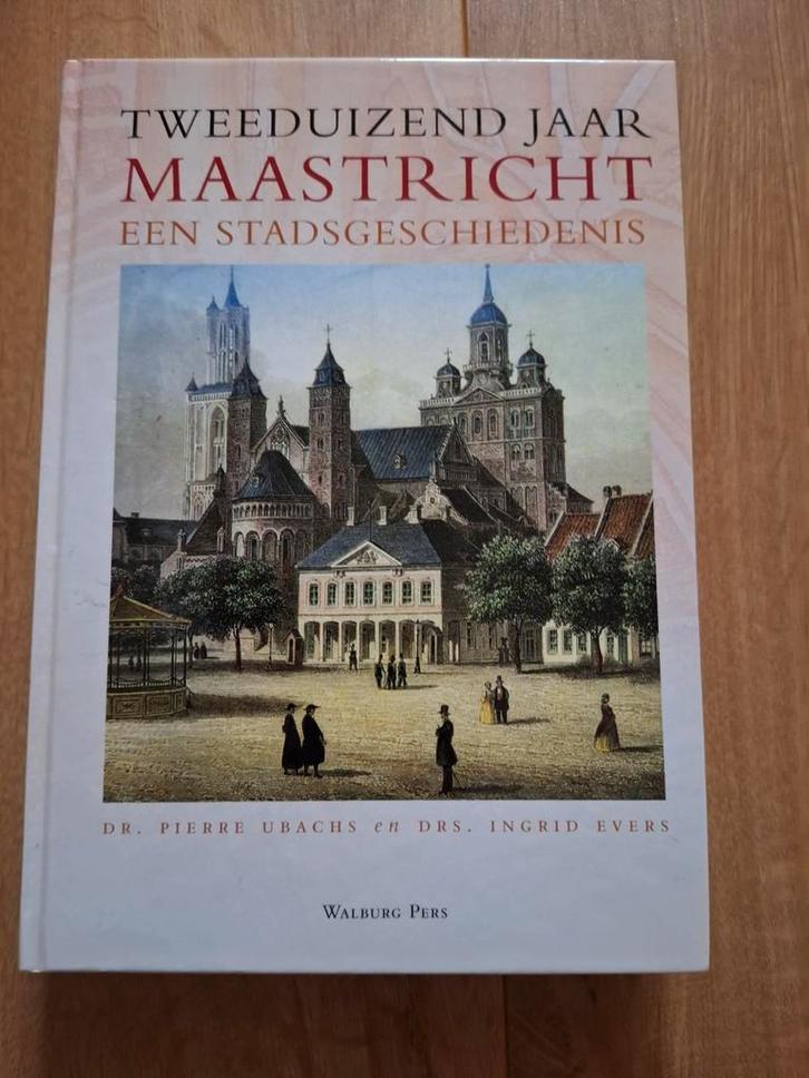 Boek Maastricht tweeduizend jaar Maastricht, Boeken, Kunst en Cultuur | Architectuur, Zo goed als nieuw, Ophalen