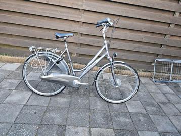 Damesfiets in goede staat 8 versnellingen verlichting beschikbaar voor biedingen