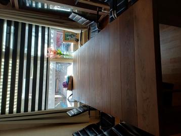 TE KOOP ROBUUSTE HOUTEN EETTAFEL INCL LEDEREN STOELEN beschikbaar voor biedingen