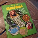 Retro Macrame Boek - 70ties actuele patronen, Ophalen of Verzenden, Gelezen, Onbekend
