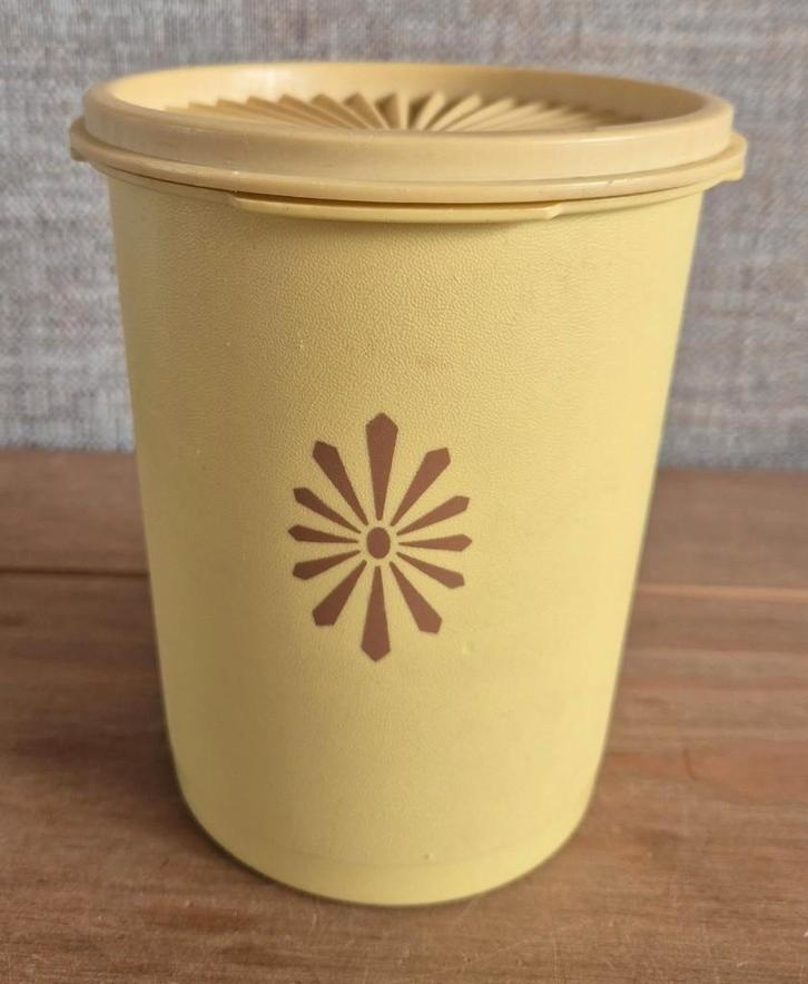 Tupperware trommel met sterdeksel Geel met Bruine bloem., Huis en Inrichting, Keuken | Tupperware, Bus of Trommel, Geel, Bruin