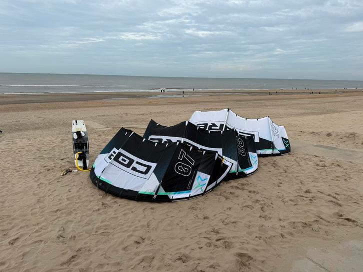 Premium pakket CORE kites, board, bar & pomp!, Watersport en Boten, Kitesurfen, Zo goed als nieuw, Kitesurf-set, 10 m², Twintip