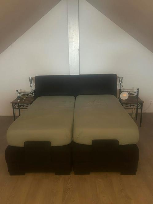 Bed (elektrisch verstelbaar) en 2 nachtkastjes, Huis en Inrichting, Slaapkamer | Nachtkastjes, Gebruikt, 70 cm of meer, 65 cm of meer