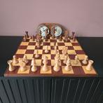 Mooi verzwaard schaakspel met dambord en kist, Ophalen of Verzenden, Zo goed als nieuw, Schaken