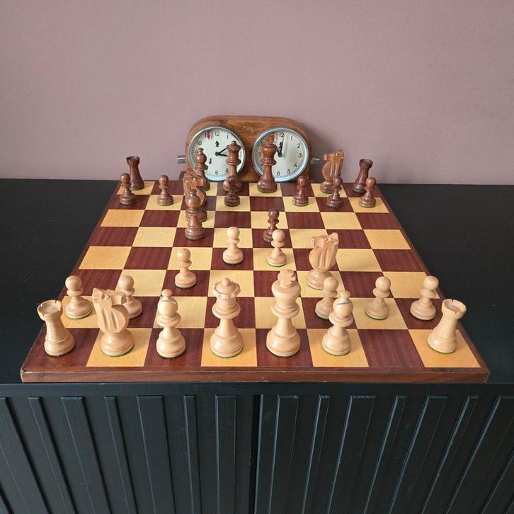 Mooi verzwaard schaakspel met dambord en kist, Hobby en Vrije tijd, Denksport en Puzzels, Zo goed als nieuw, Schaken, Ophalen of Verzenden