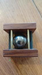 Vintage Metalen Bal in Houten Frame, Ophalen of Verzenden, Minder dan 500 stukjes, Zo goed als nieuw, Overige typen