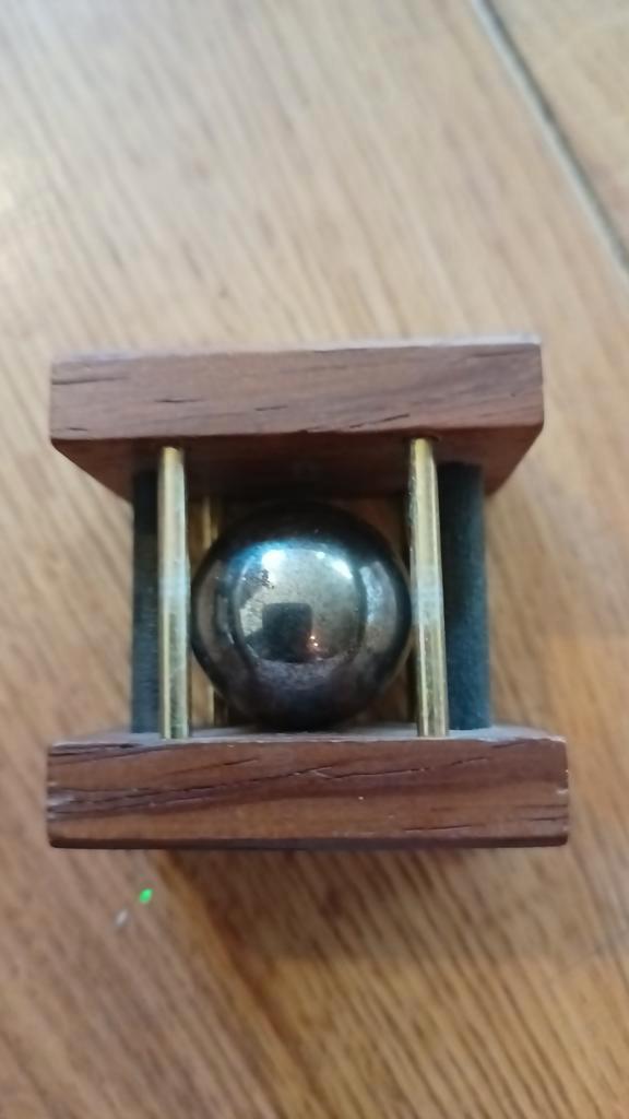 Vintage Metalen Bal in Houten Frame, Hobby en Vrije tijd, Denksport en Puzzels, Zo goed als nieuw, Overige typen, Minder dan 500 stukjes